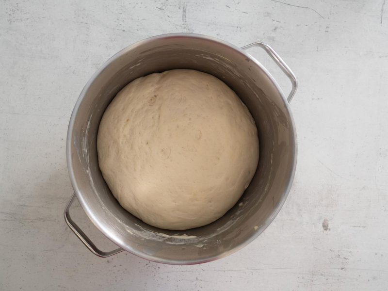 Wyrośnięte ciasto drożdżowe w misie.