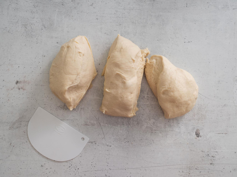 Ciasto drożdżowe podzielone na 3 części.