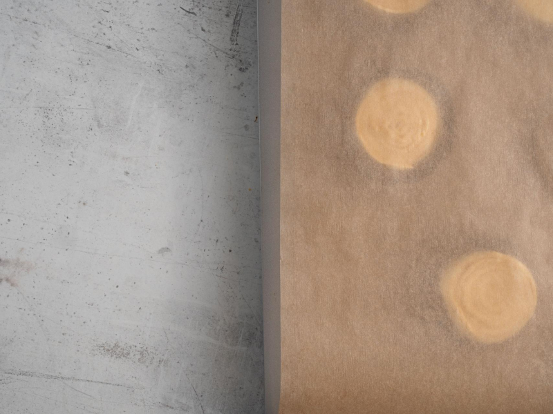 Rollsy przykryte papierem do pieczenia.