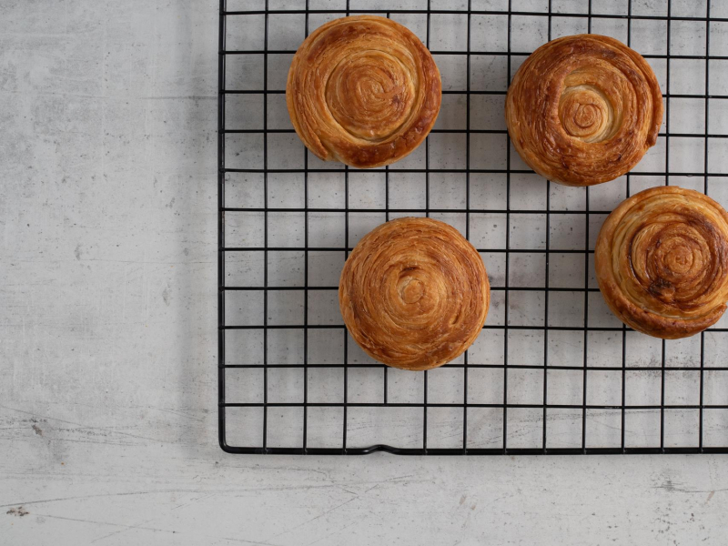 Upieczone rollsy na kratce do studzenia.