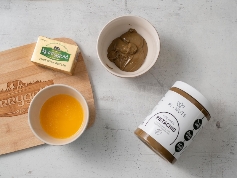 w miseczce rozpuszczone masło Kerrygold i pasta pistacjowa Pi- Nuts