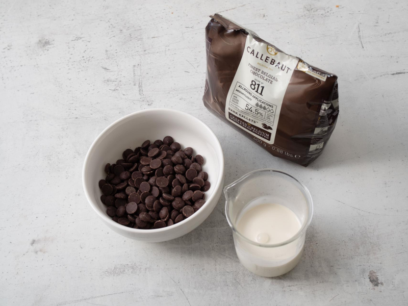 w miseczce kaletki czekolady ciemnej 811