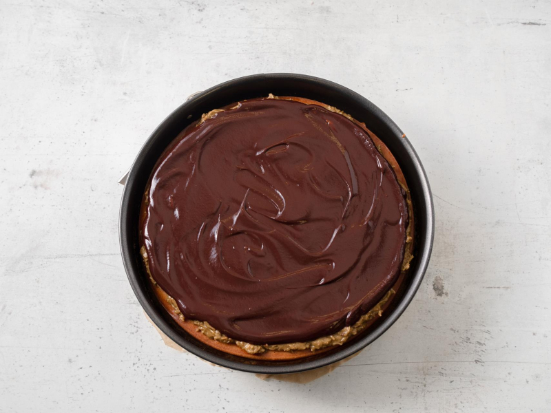 sernik z polewą czekoladową w tortownicy