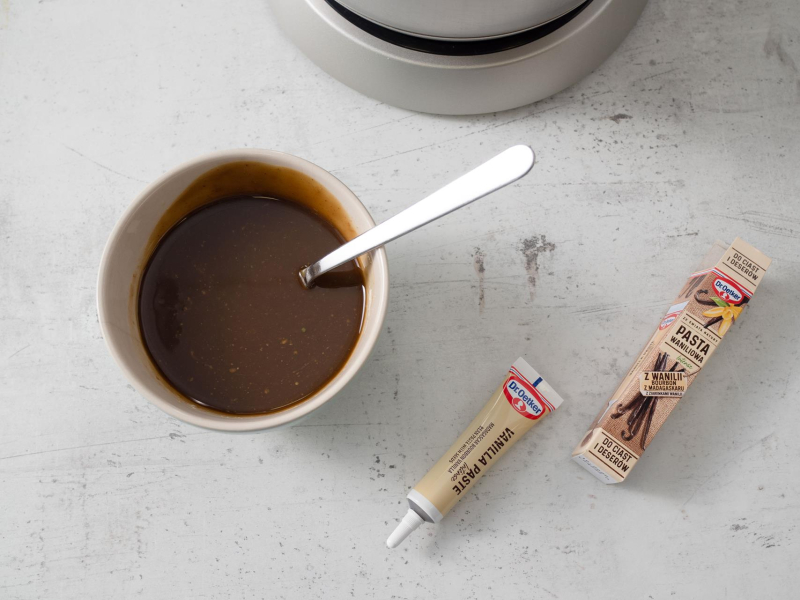 w miseczce rozpuszczona pasta pistacjowa i p