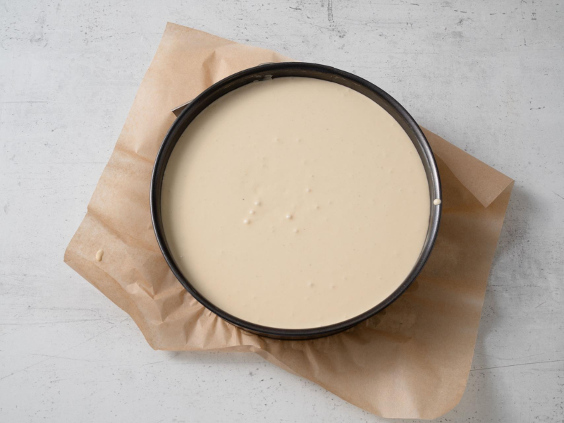 w tortownicy nieupieczony sernik pistacjowy w formie