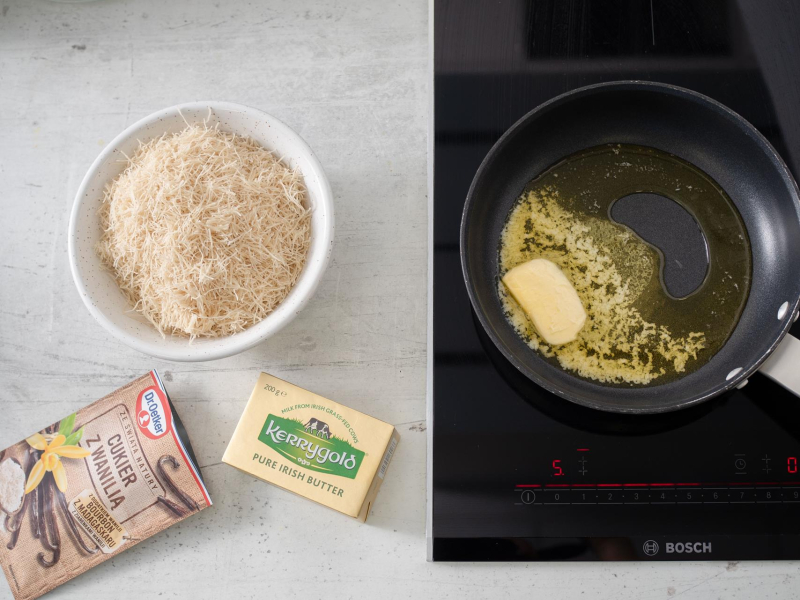 w miseczce pokrojone ciasto kataifi na patelni rozpuszczone maslo kerygold