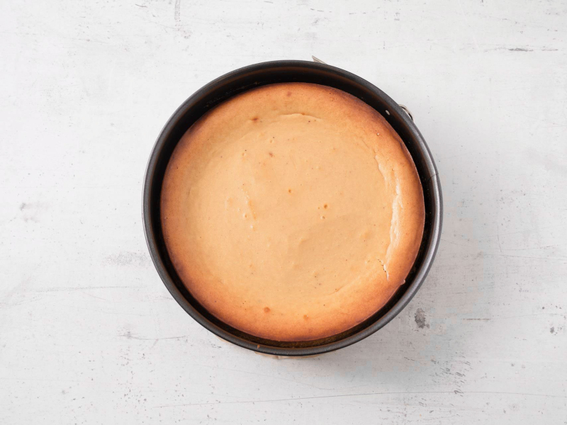 upieczony sernik dubajski jeszcze bez kremu pistacjowego i polewy