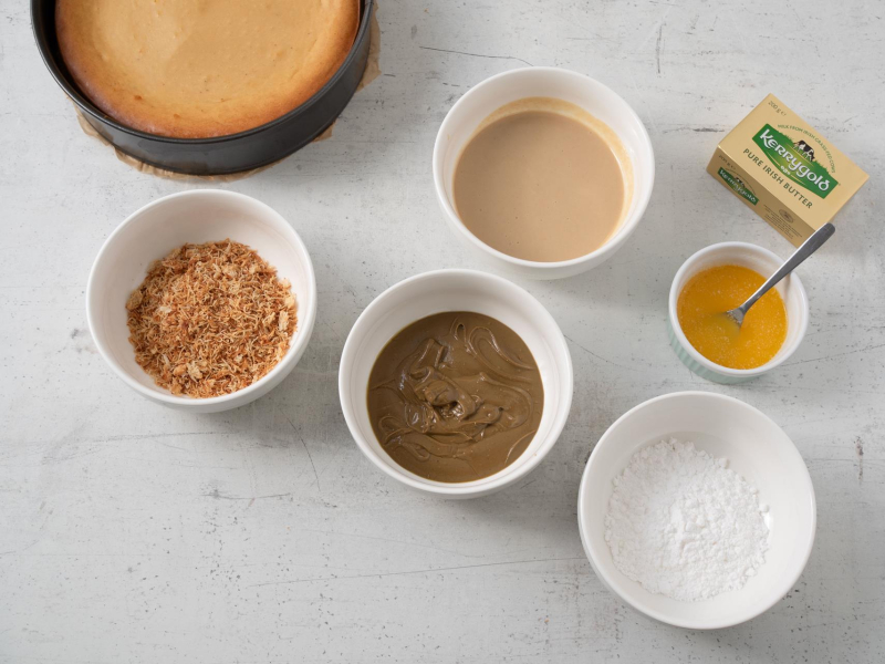 w miseczkach składniki na krem pistacjowy z ciastem kataifi