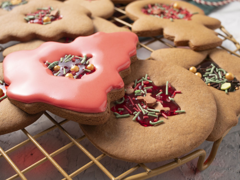 pierniczki z witrażem z izomaltu i posypką cukrową