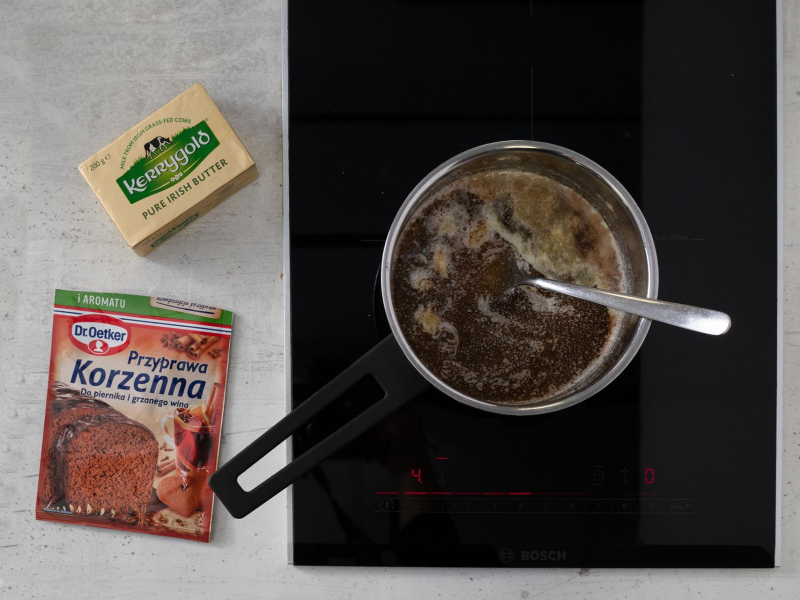 w garnku na kuchence indukcyjnej masło z miodem i przyprawą korzenną Dr. Oetkera