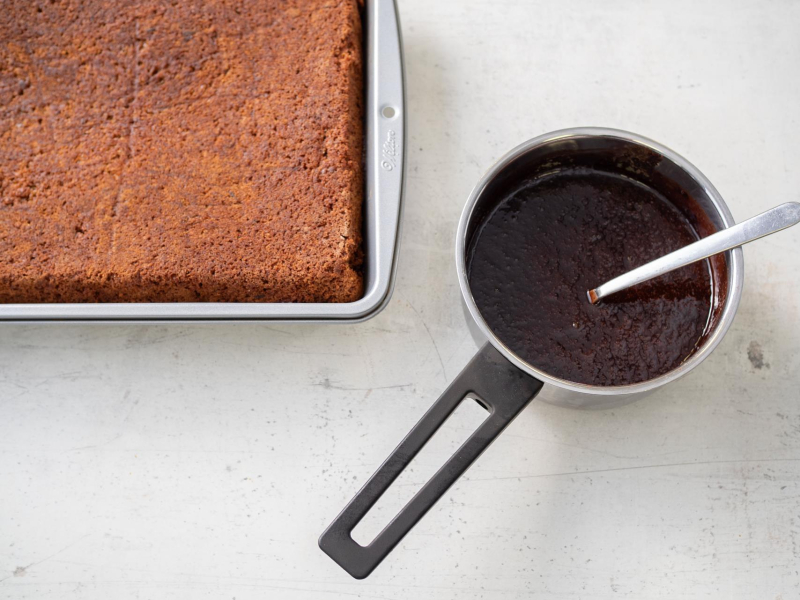 na blacie garnuszek z polewą kakaową na piernik