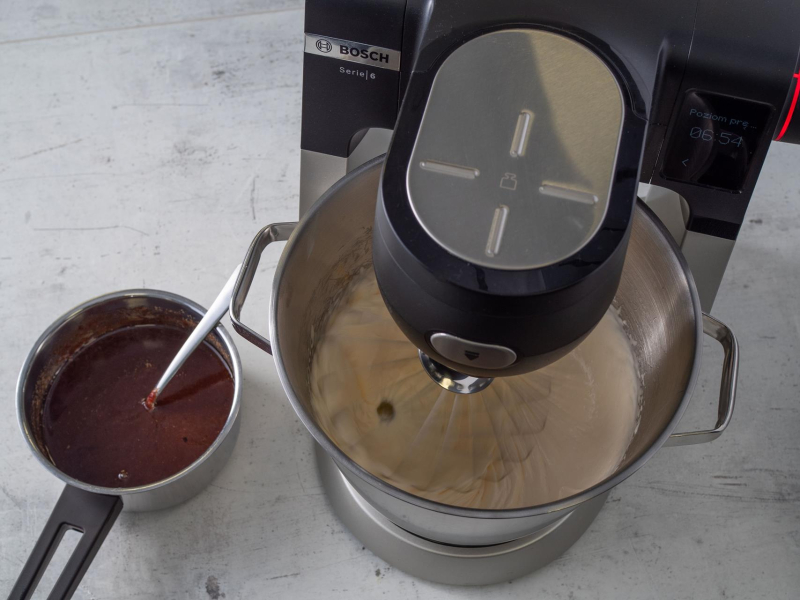 w robocie kuchennym bosch ubijane jajka z cukrem obok masa piernikowa