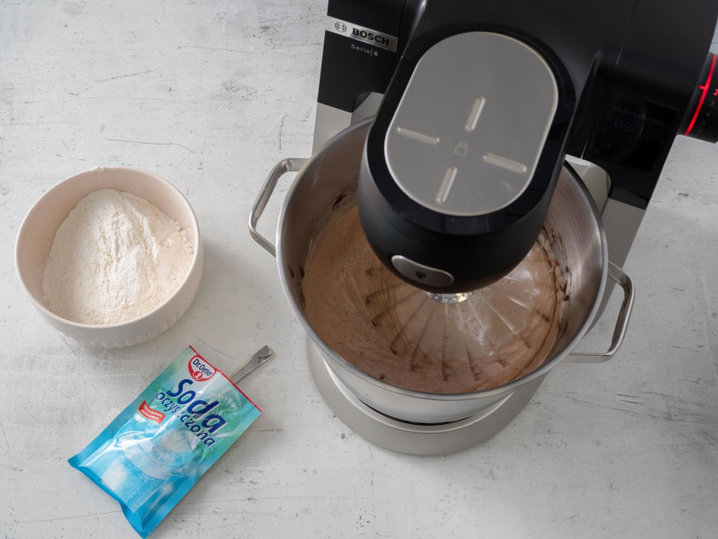 w robocie kuchennym miksowane ciasto piernikowe, na blacie soda oczyszczona Dr. Oetkera