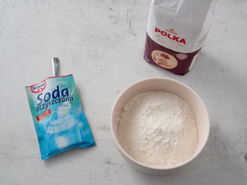w misce mąka pszenna Polka z sodą oczyszczoną Dr. Oetkera