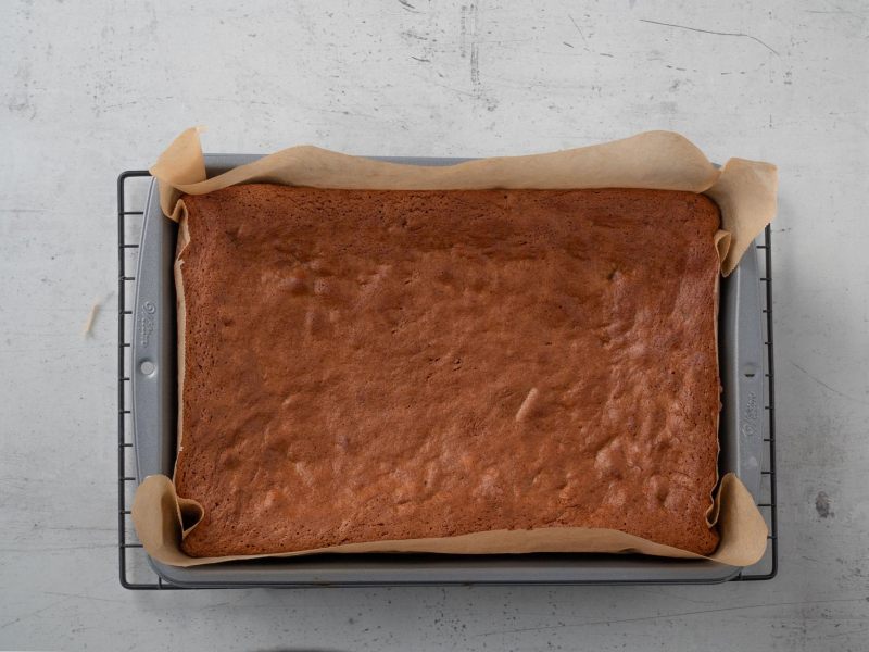 upieczony piernik przed przełożeniem powidłami śliwkowymi