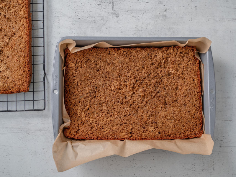 przekrojony piernik w formie wyłożonej papierem
