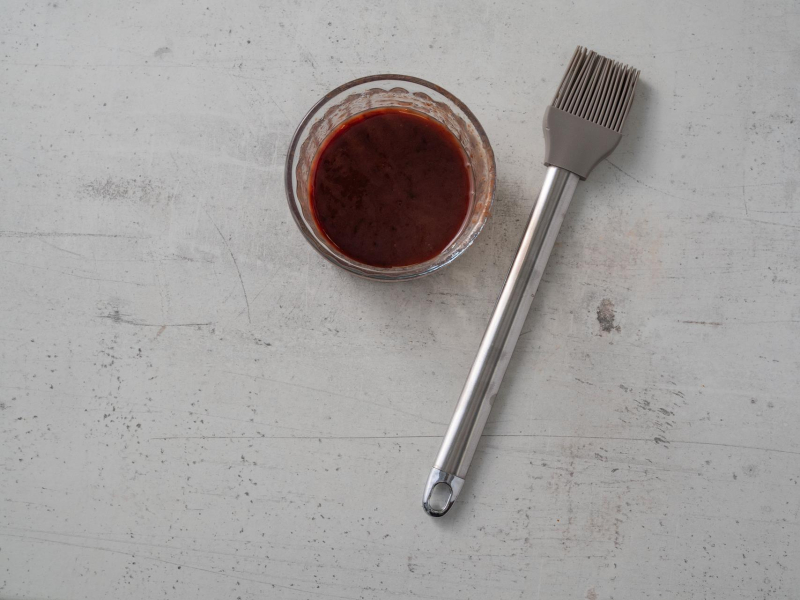 w miseczce poncz z powideł do nasączenia z piernika