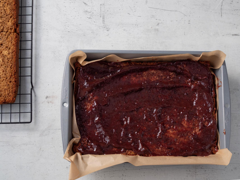 piernik posmarowany powidłami śliwkowymi