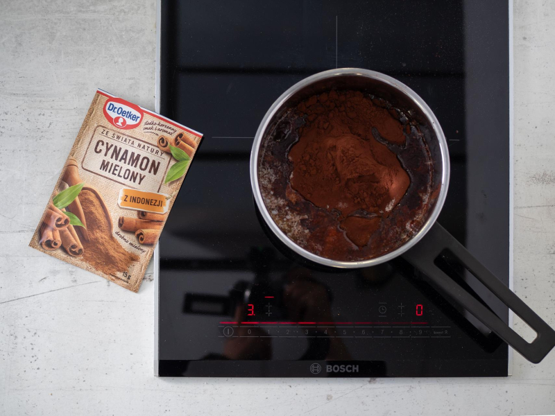 w garnuszku przygotowywana polewa kakaowa z cynamonem