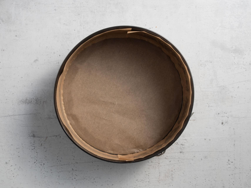 Tortownica wyłożona papierem do pieczenia.