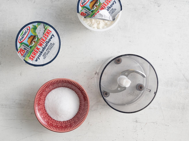 Opakowanie serka wiejskiego wysokobiałkowego i ksylitol.