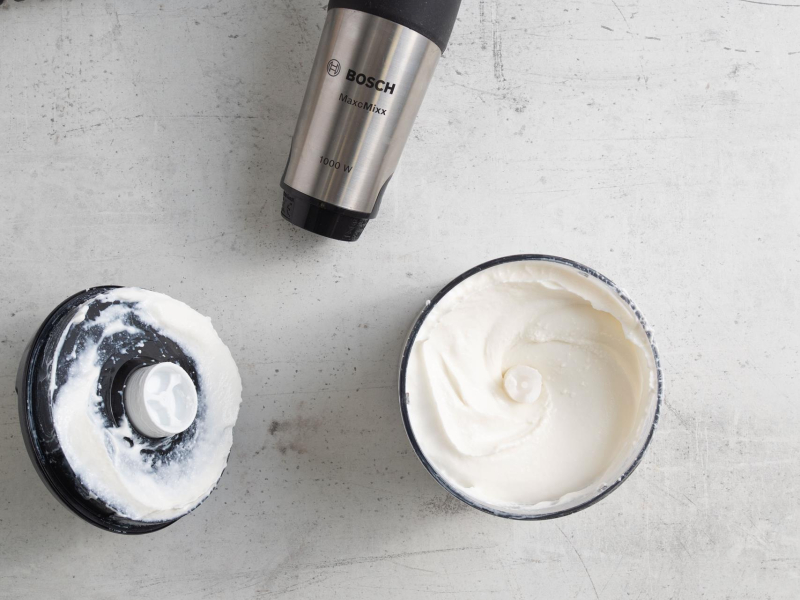 Na blacie blender ręczny oraz zmiksowany serek proteinowy.