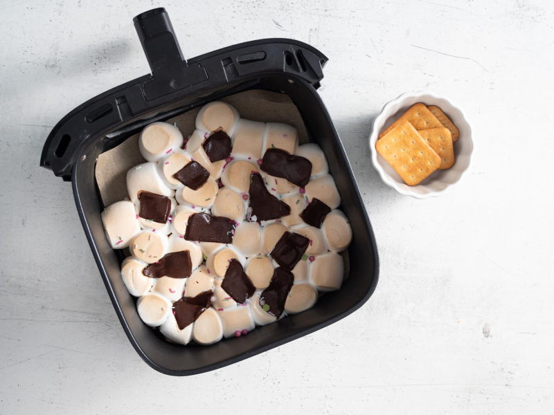 Zapiekane pianki marshmallow z czekoladą w airfryer.
