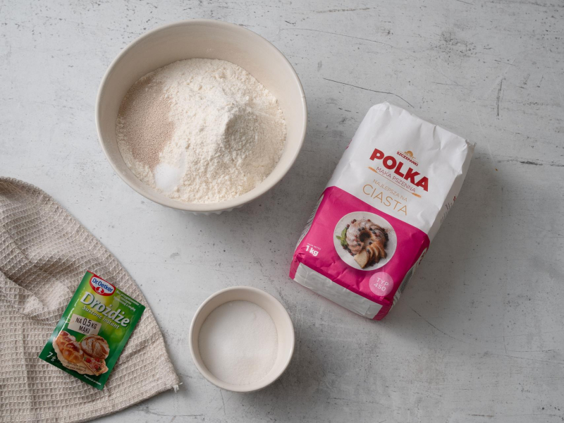 w misce mąka Polka obok suszone drożdże Dr. Oetkera