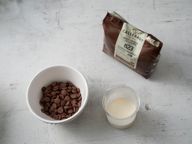 na blacie gorąca śmietanka z czekoladą w kaletkach callebaut