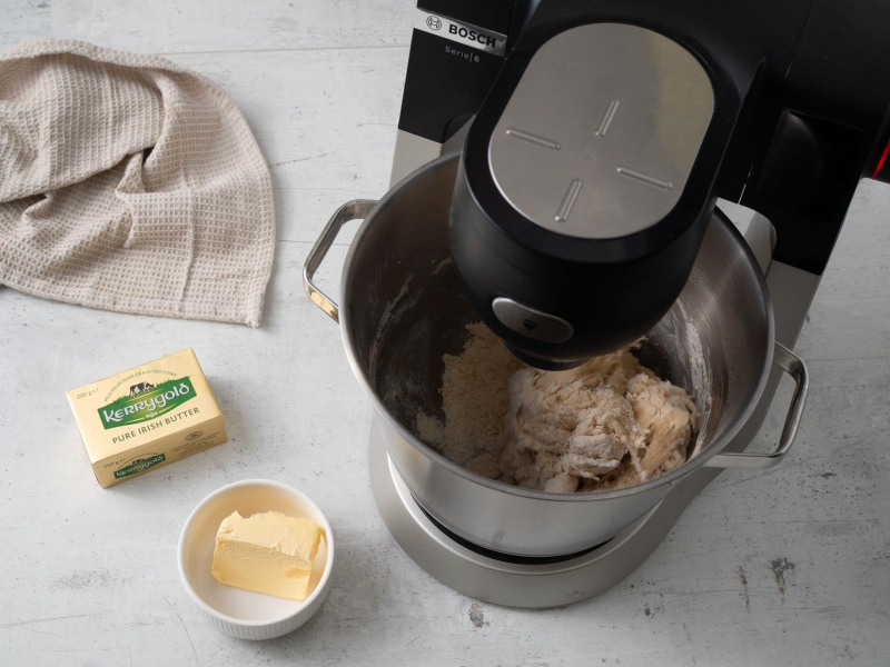 w miseczce miękkie masło kerrygold do pączków dubajskich