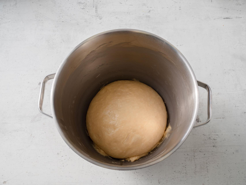 w misce kulka ciasta drożdżowego na pączki dubajskie