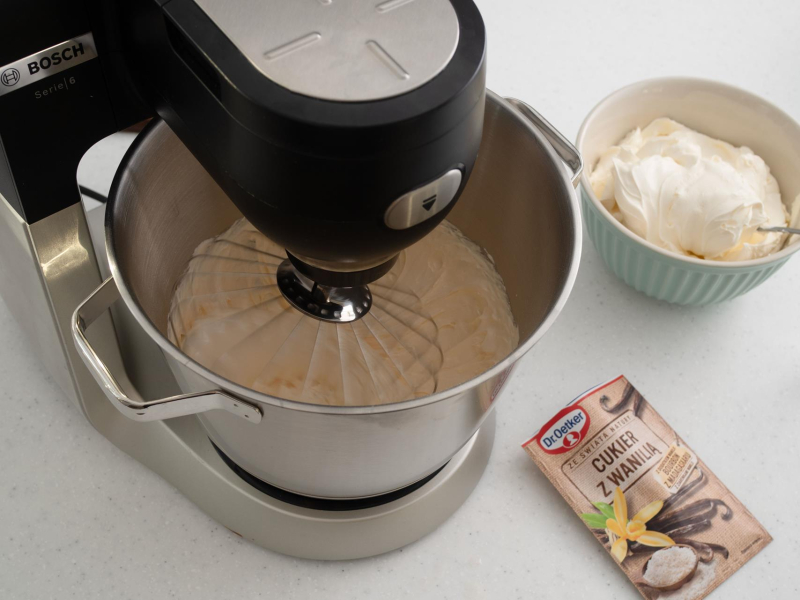 ucierane żółtka z cukrem pudrem w robocie kuchennym bosch, opakowanie cukru z wanilią i miseczka z serkiem mascarpone