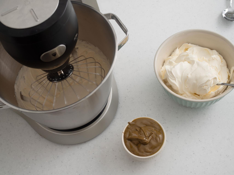 w robocie ucierane tiramisu obok pasta pistacjowa i serem mascarpone