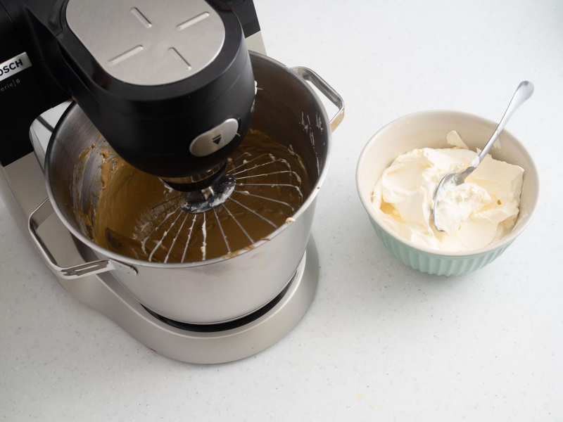 w misce miksowany krem pistacjowy do tiramisu