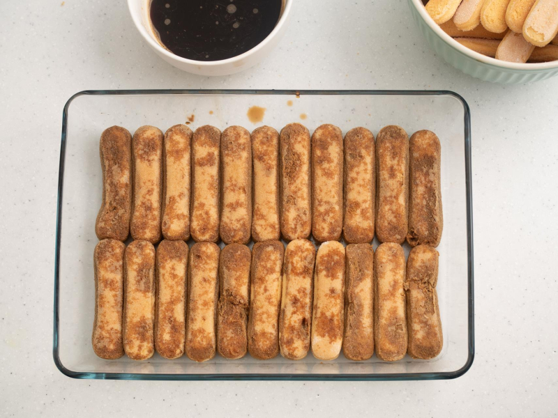 w szklanej formie nasączone kawą biszkopty do tiramisu