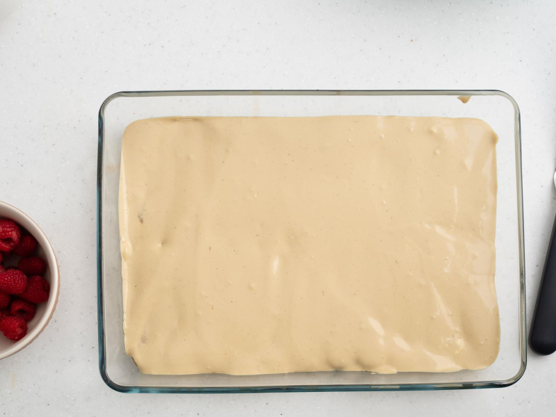 w szklanej formie prostokątnej wyłożony krem pistacjowy