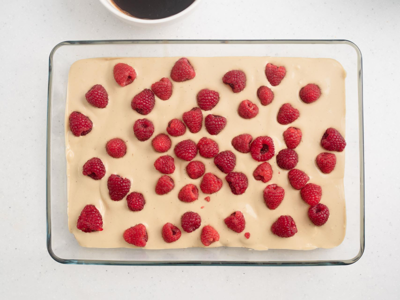 na warstwie kremu pistacjowego świeże maliny