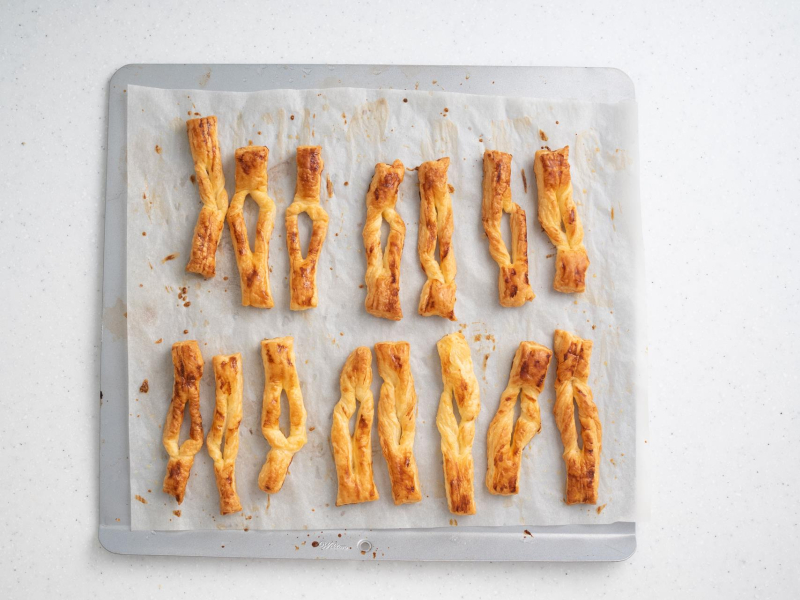 upieczone na złoto faworki z gotowego ciasta francuskiego