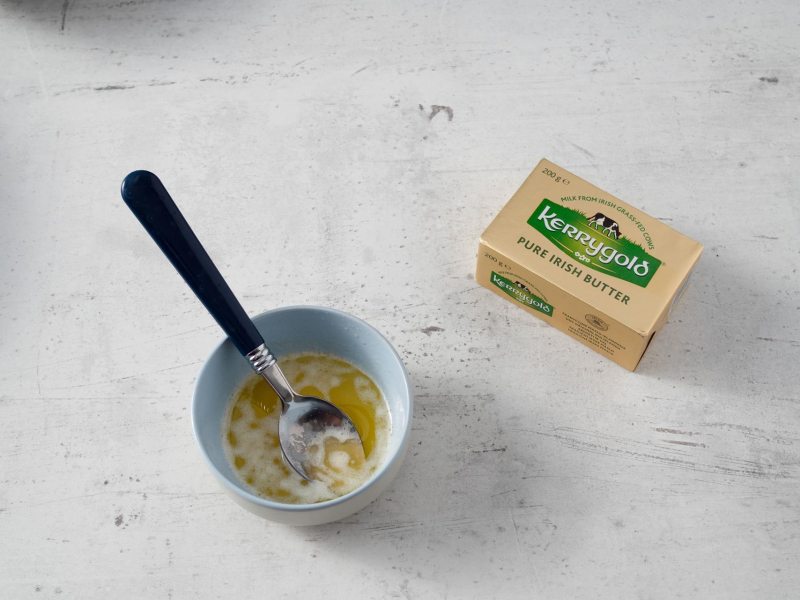 w miseczce roztopione masło Kerrygold