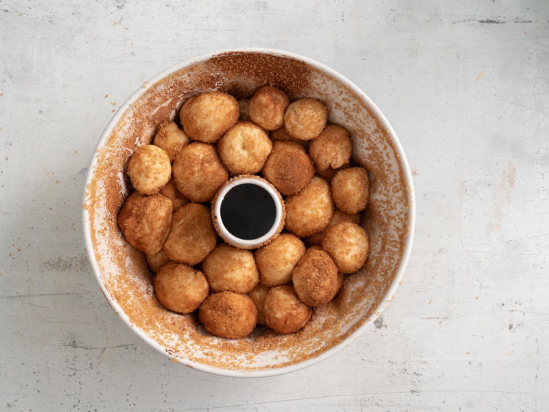 Ułożone kulki na ciasto małpi chlebek w formie.