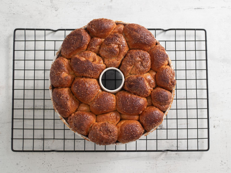 Upieczone ciasto małpki w chlebek w formie.