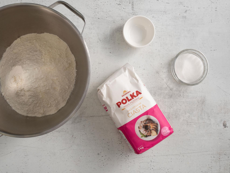 W misie mąka. Obok cukier oraz sól.