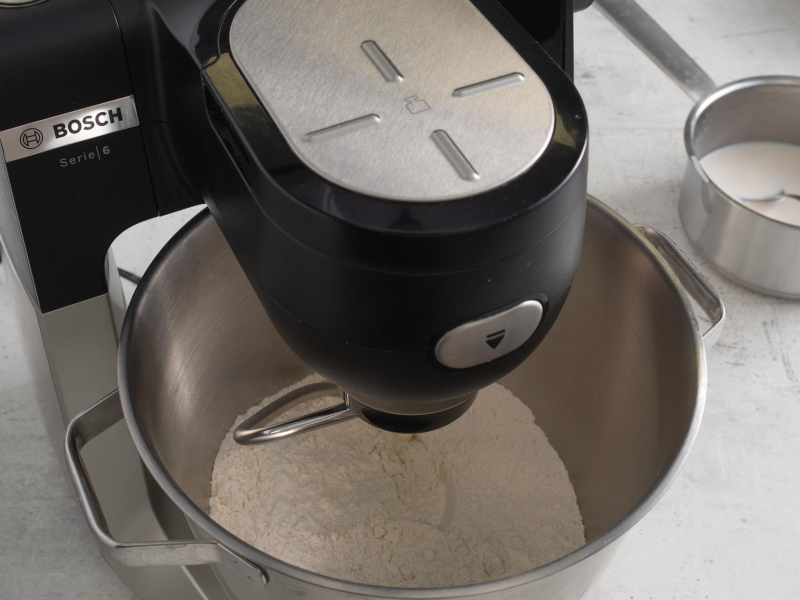 Mąka z cukrem i solą w misie robota kuchennego.