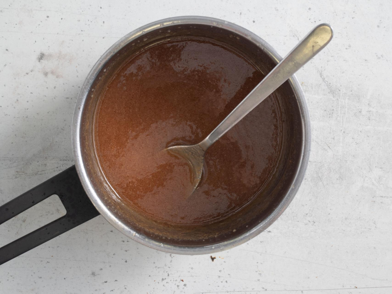 Gotowy sos karmelowy w garnku.