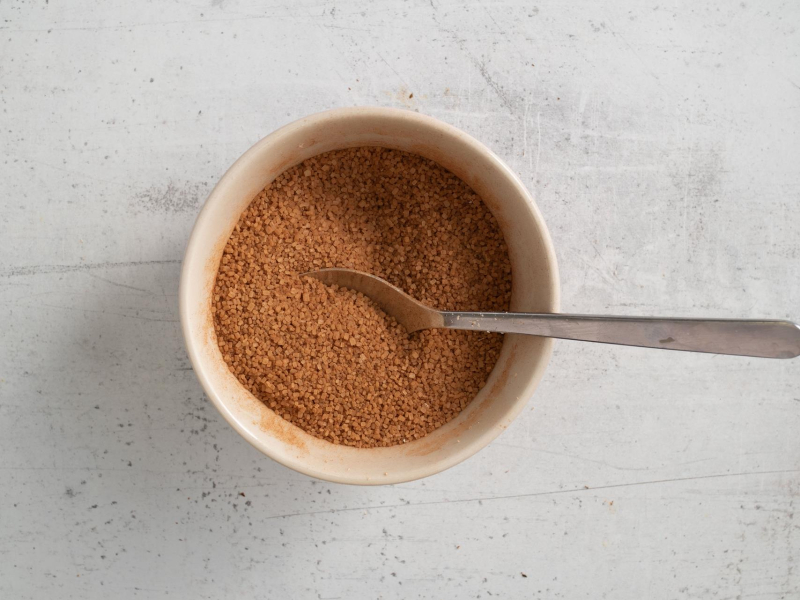 Wymieszany cukier z cynamonem w miseczce.