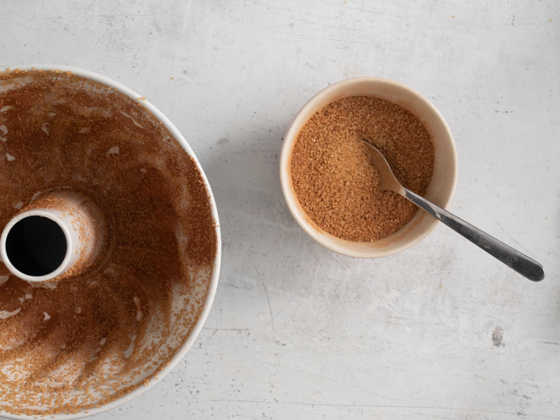 Obsypana forma na babkę cukrem z cynamonem.