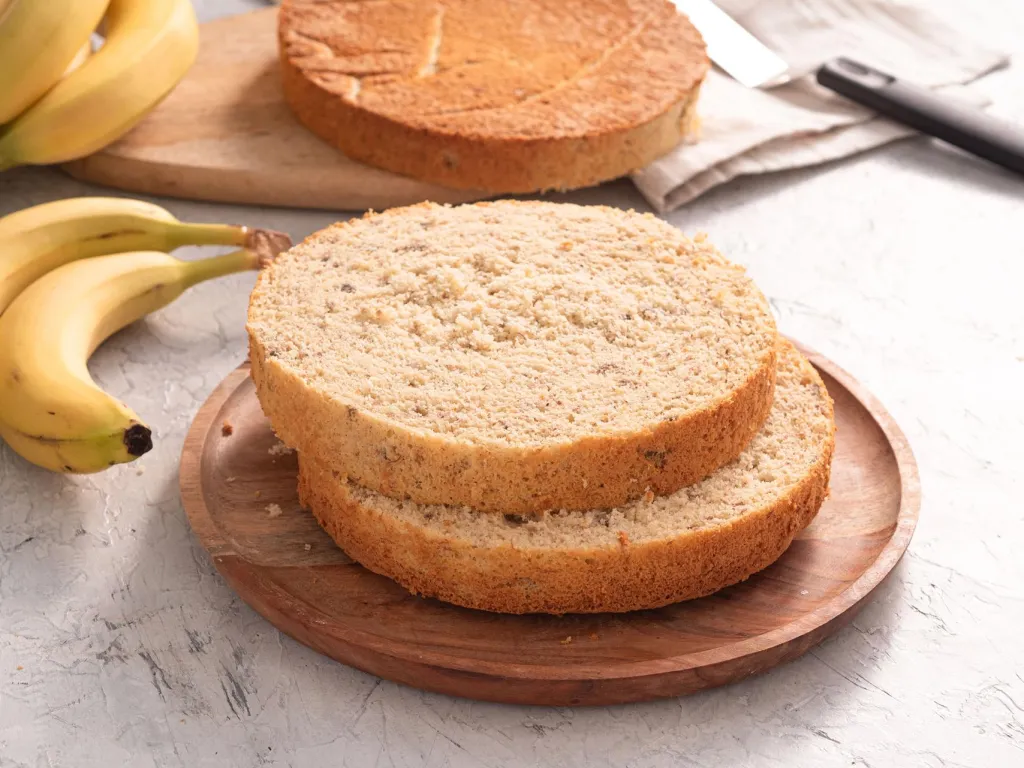 Biszkopt bananowy pokrojony na blaty - przepis Wszystkiego Słodkiego