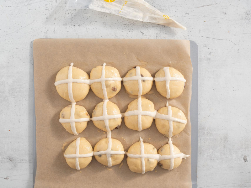 Bułeczki hot cross buns przed pieczeniem.