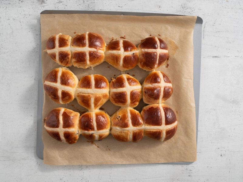 Upieczone bułeczki hot cross buns.