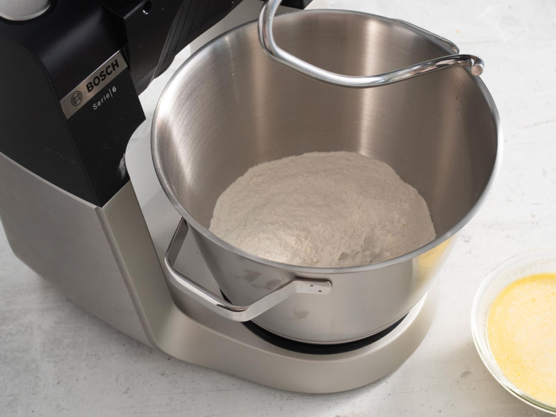 W misie robota kuchennego wymieszane suche składniki.